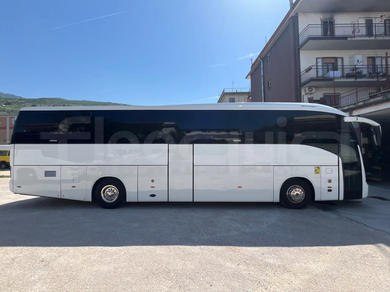 Iveco 389 - right side doors closed