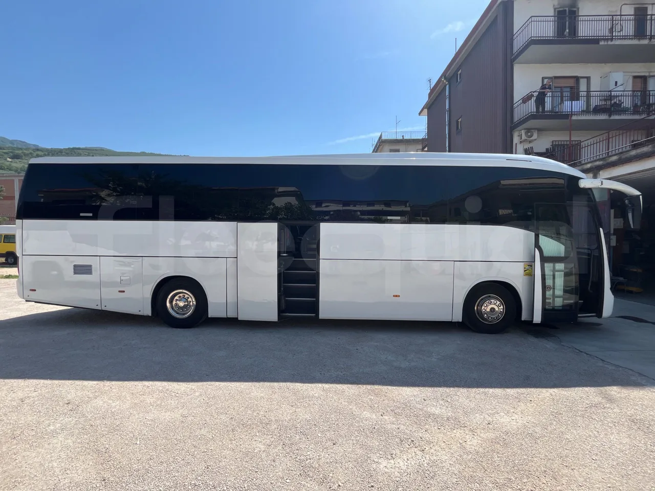 Iveco 389 - right side doors open