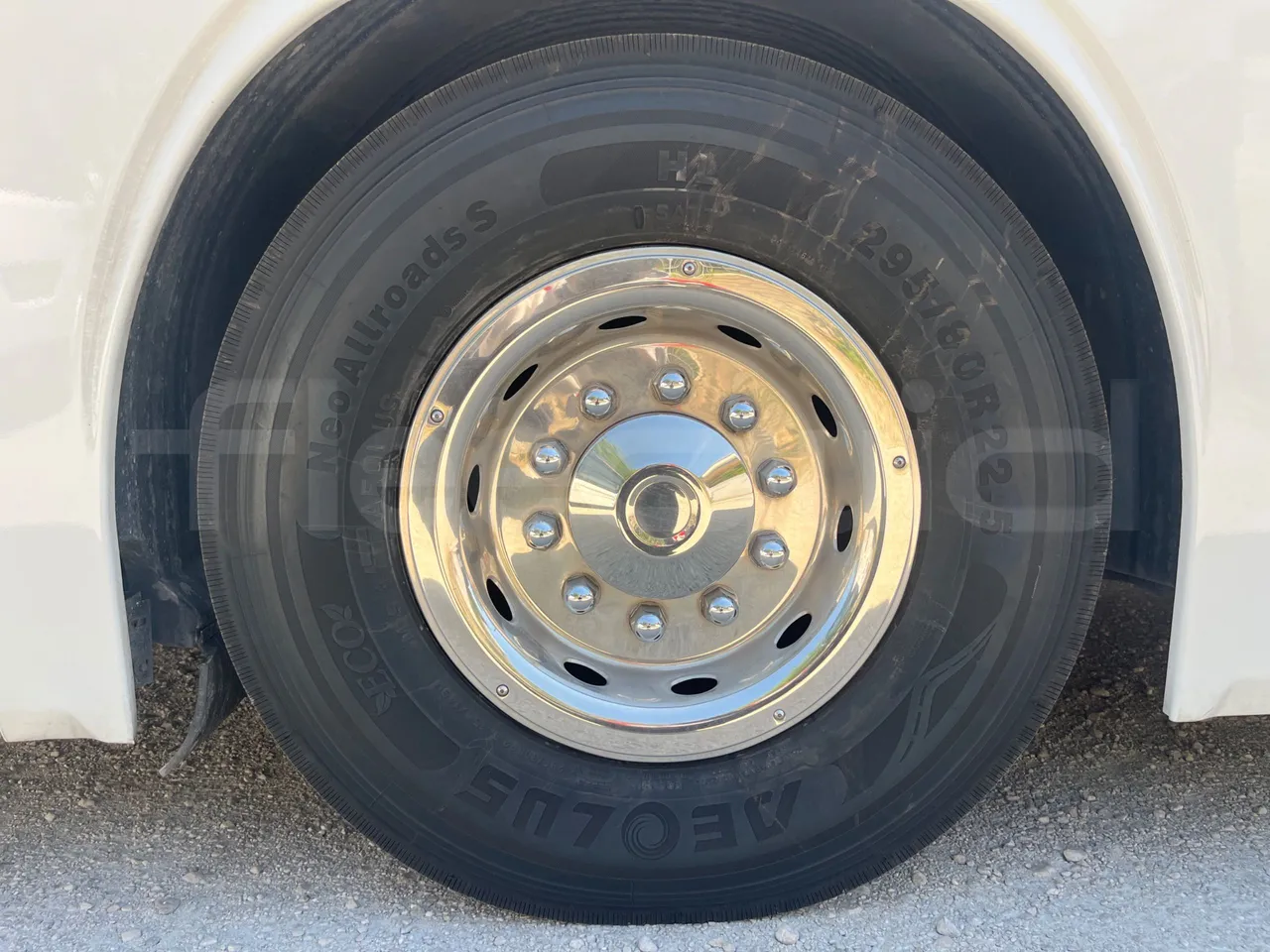 Iveco 389 - rear left tire photo
