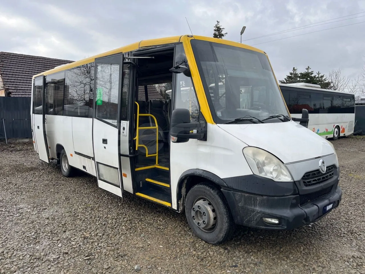 Kutsenits IC HNF-1 - EUR5 - 125kW -8.5m - 3/4 right front doors open