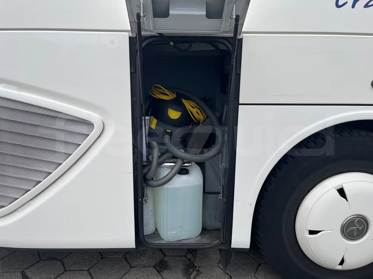 Setra S516 HD/2  - Euro6 - 315kW - 13.120mt - 3/4 right front doors open