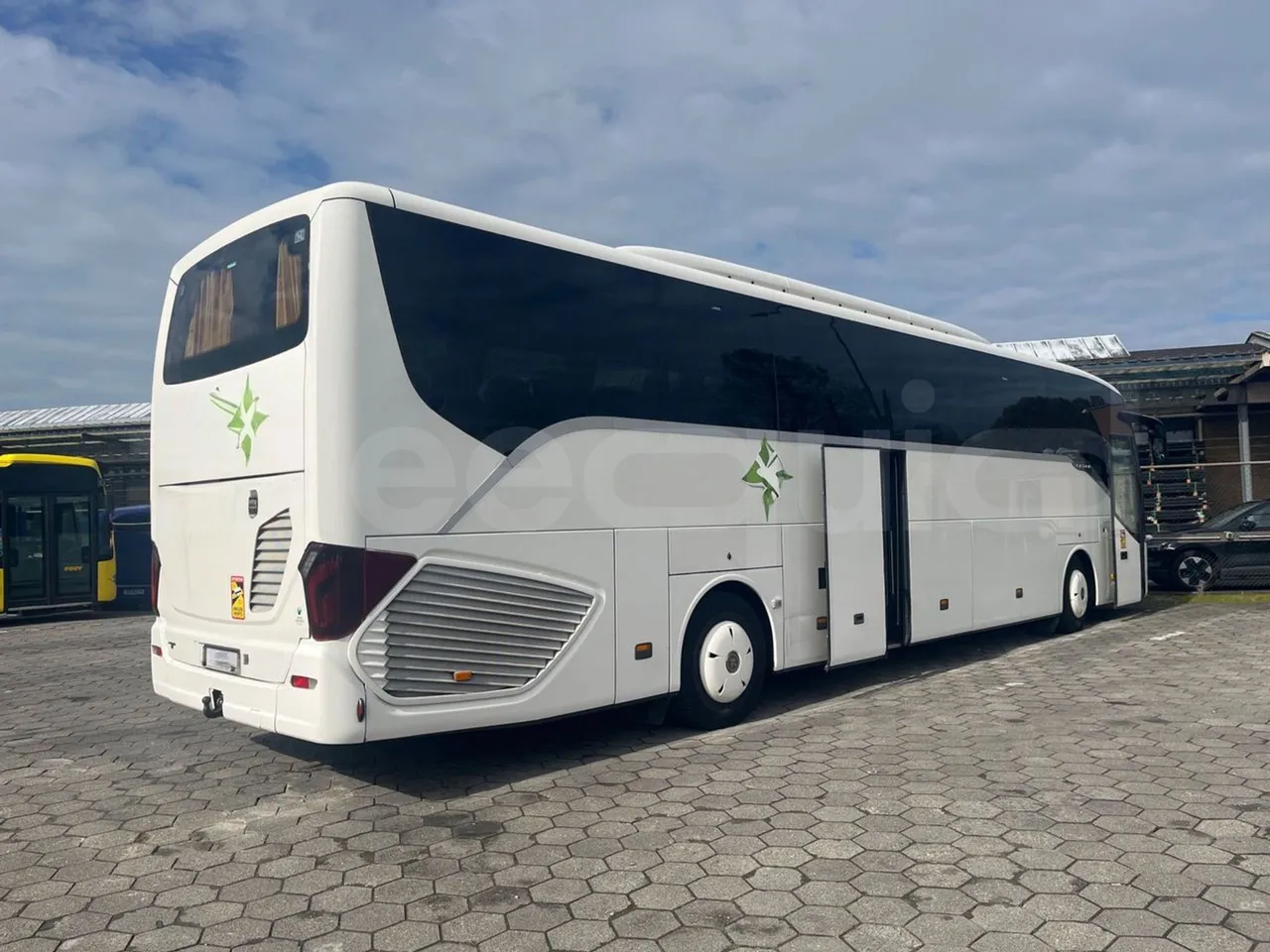 Setra S516 HD/2  - Euro6 - 315kW - 13.120mt - 3/4 right rear doors closed