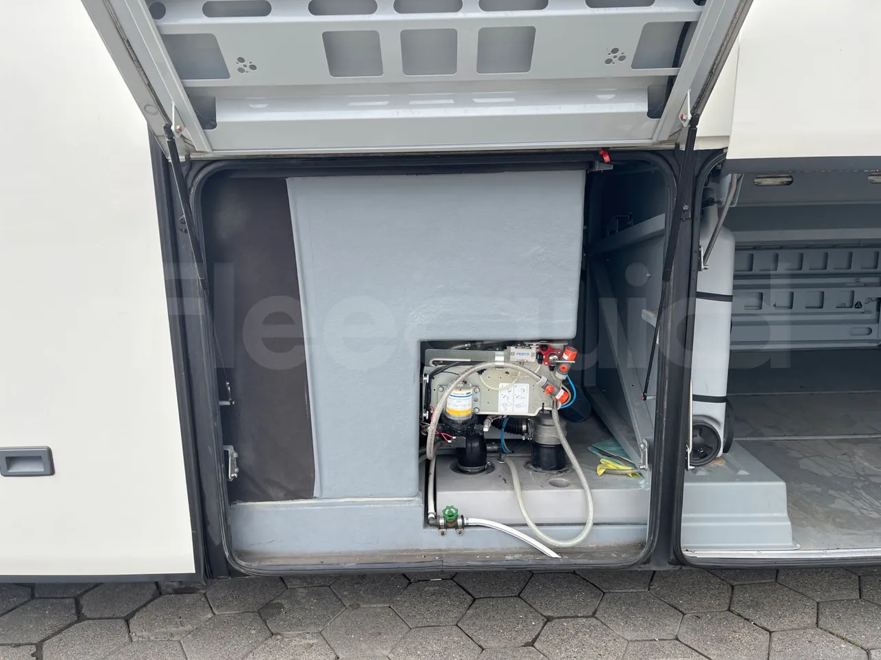 Setra S516 HD/2  - Euro6 - 315kW - 13.120mt - 3/4 right rear doors open