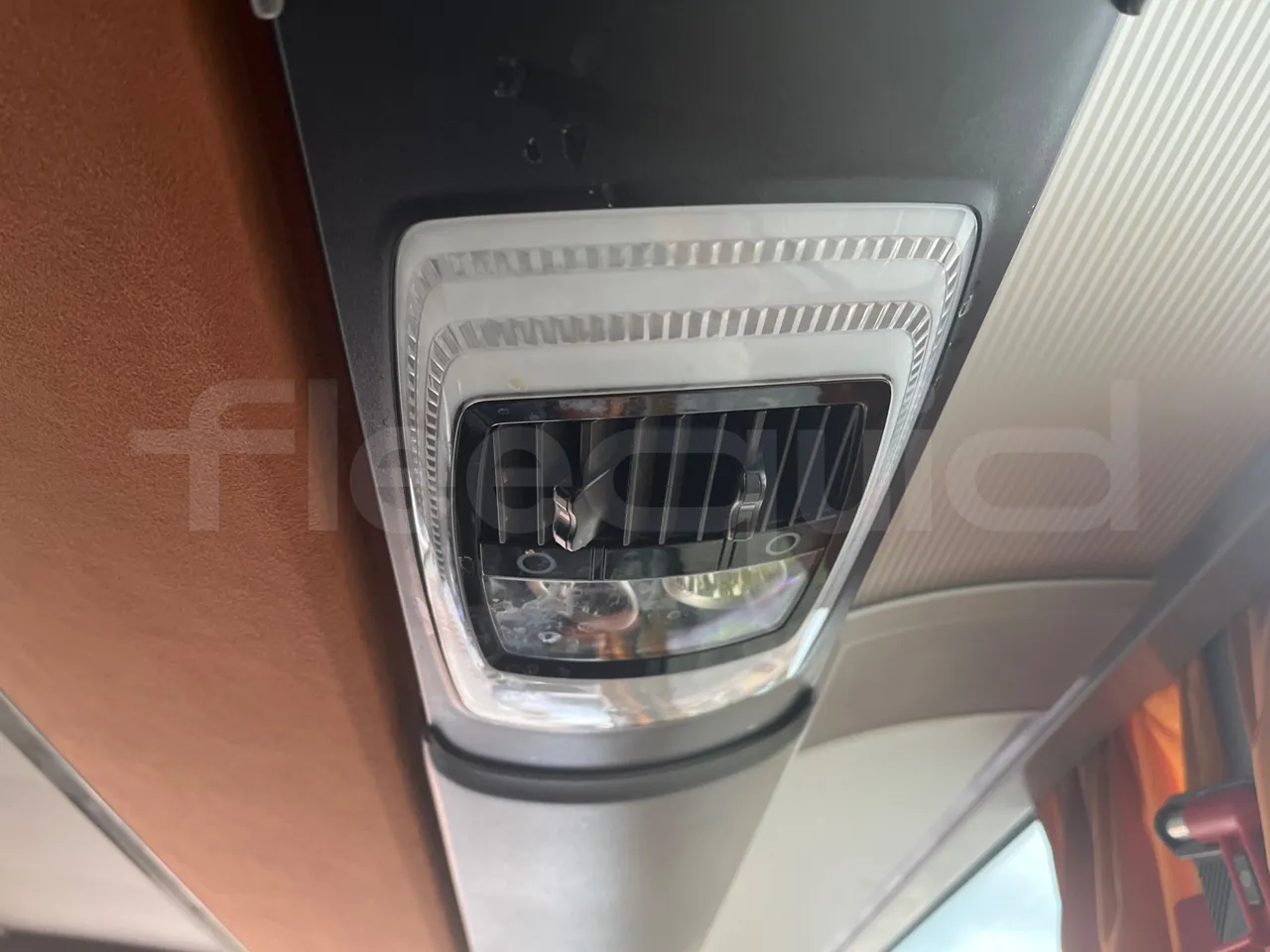 Setra S516 HD/2  - Euro6 - 315kW - 13.120mt - usb charging detail