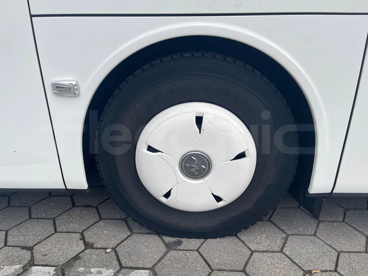 Setra S516 HD/2  - Euro6 - 315kW - 13.120mt - rear left tire photo