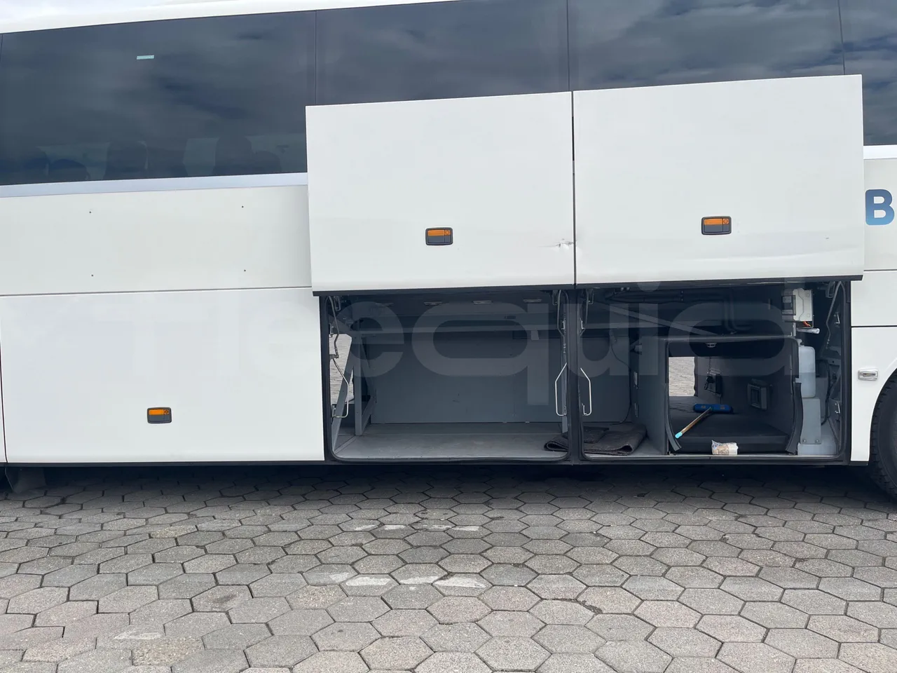 Setra S516 HD/2  - Euro6 - 315kW - 13.120mt - under carpet photo