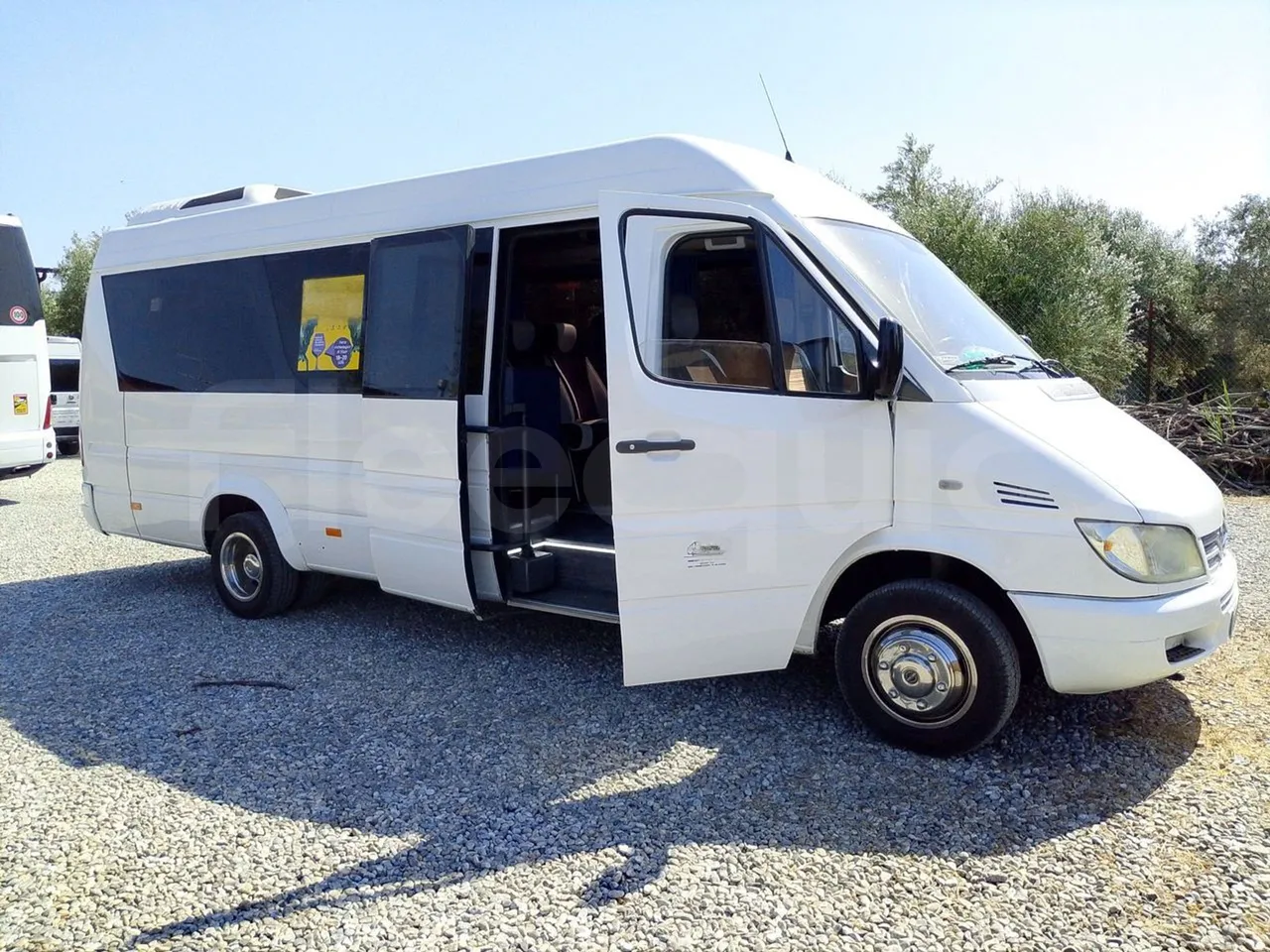 Mercedes-Benz Sprinter 416CD - EUR3 - 115kW - 6.995 - 3/4 right front doors open