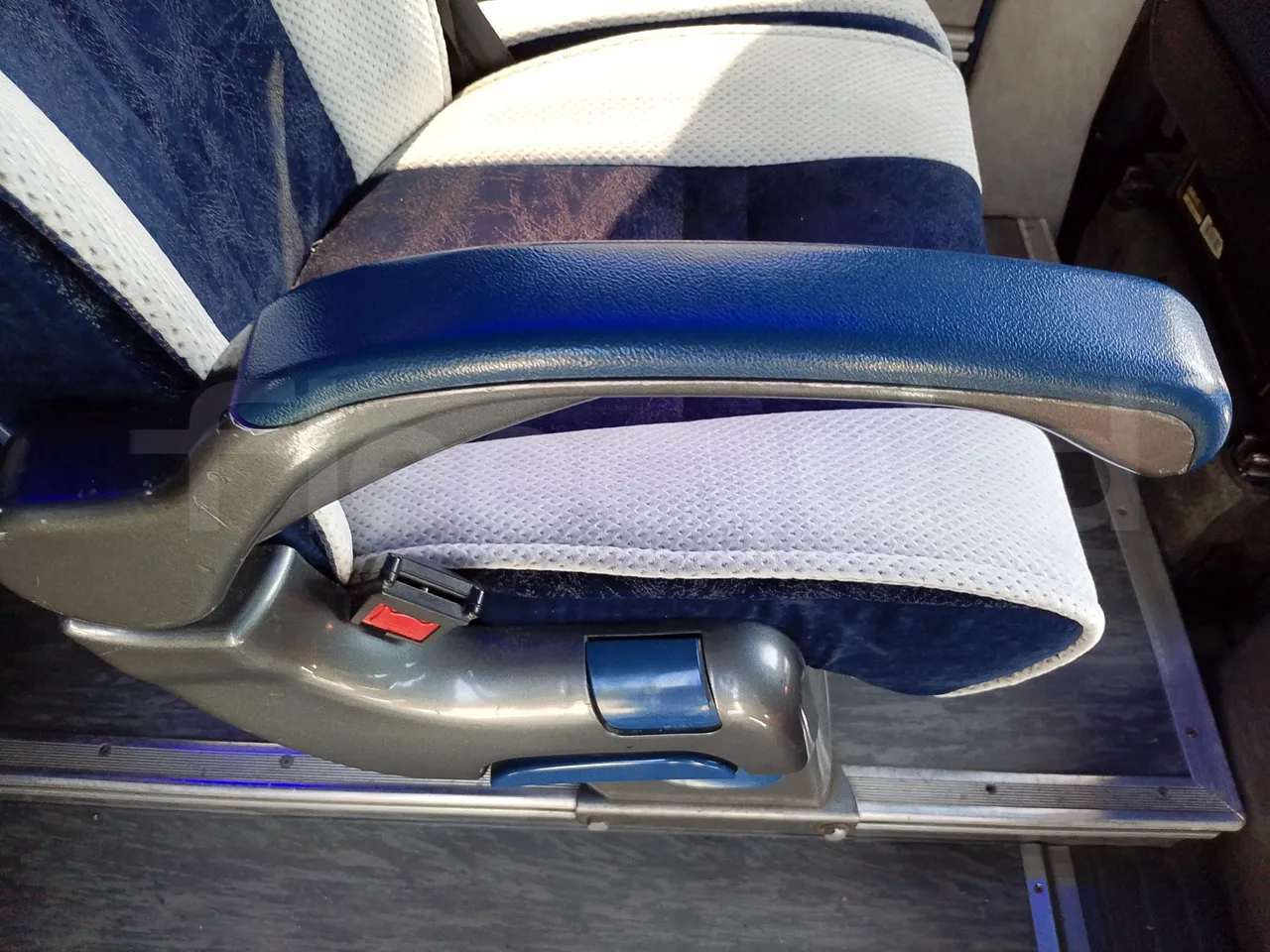 Mercedes-Benz Sprinter 416CD - EUR3 - 115kW - 6.995 - armrest detail photo