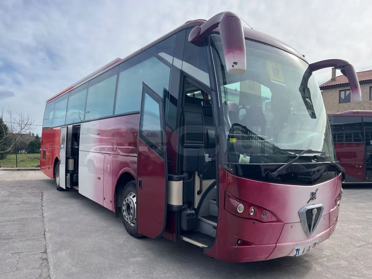Volvo B12BER 4x2 - Euro4 - 309kW - 12.000mt - 3/4 right front doors open