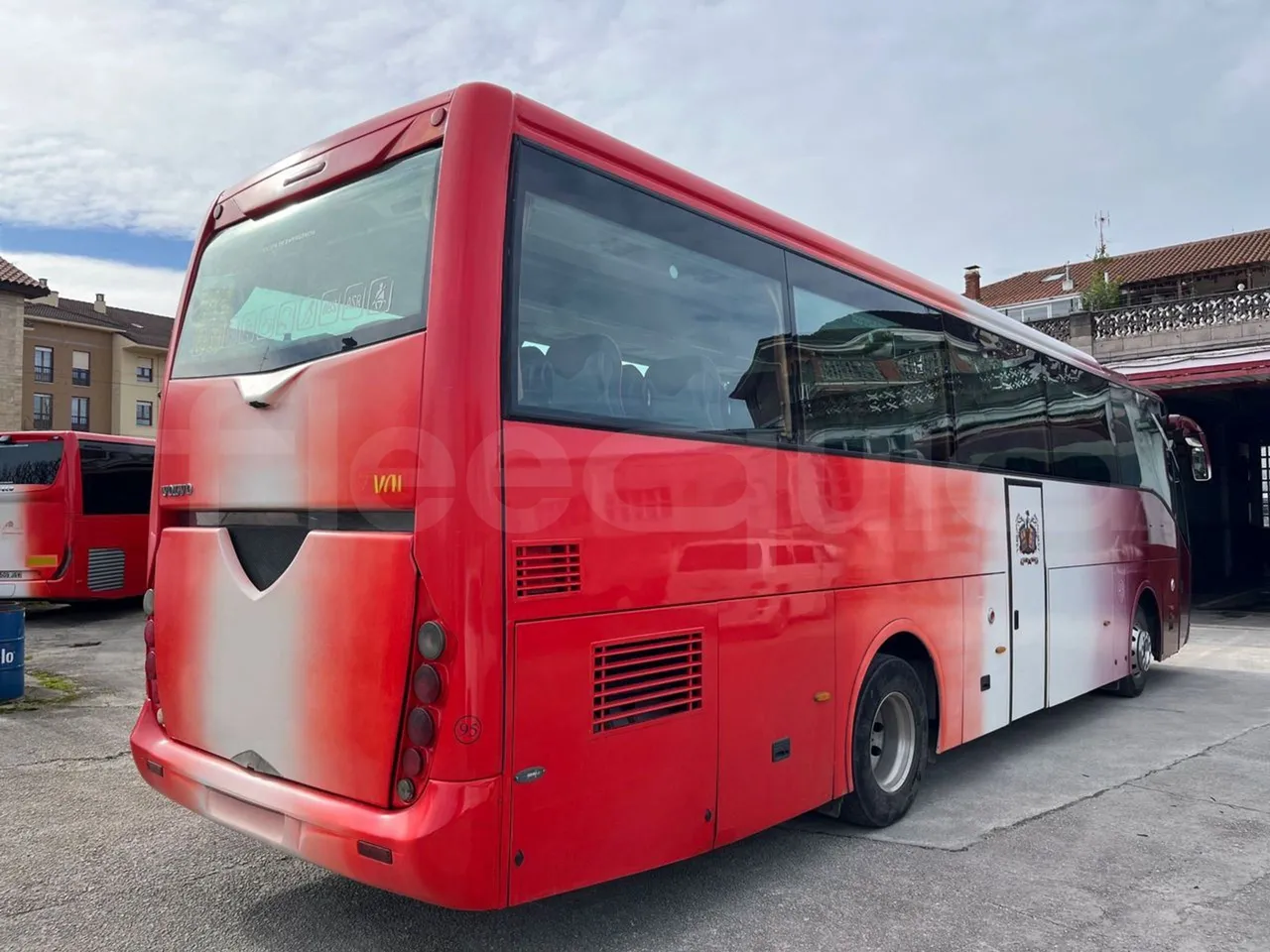 Volvo B12BER 4x2 - Euro4 - 309kW - 12.000mt - 3/4 right rear doors closed