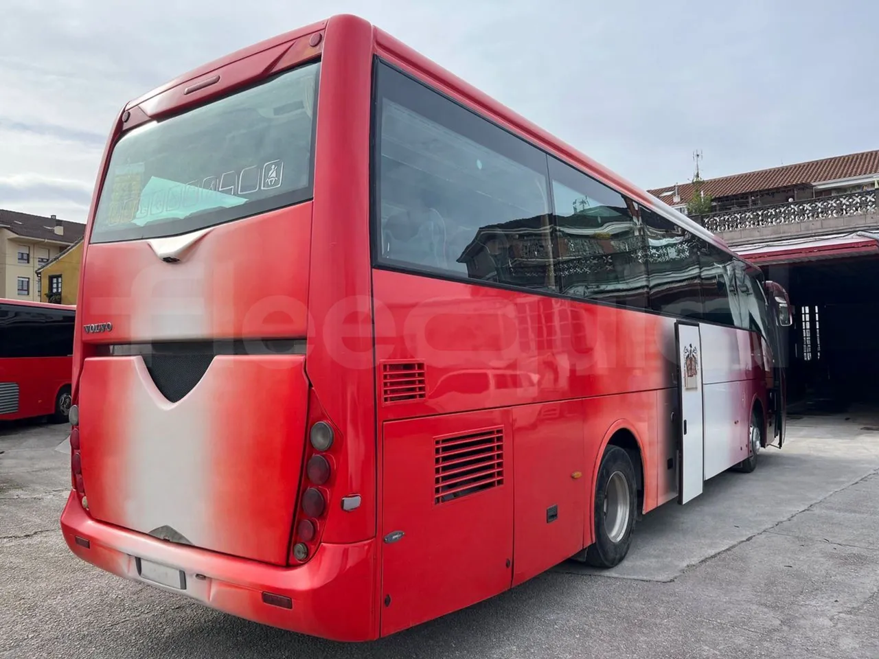 Volvo B12BER 4x2 - Euro4 - 309kW - 12.000mt - 3/4 right rear doors open