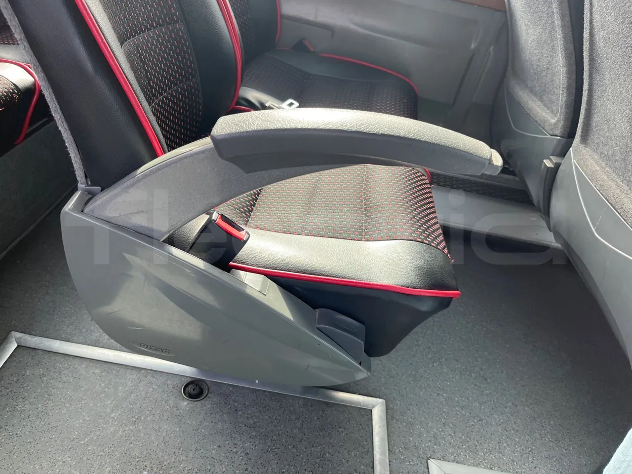 Volvo B12BER 4x2 - Euro4 - 309kW - 12.000mt - armrest detail photo