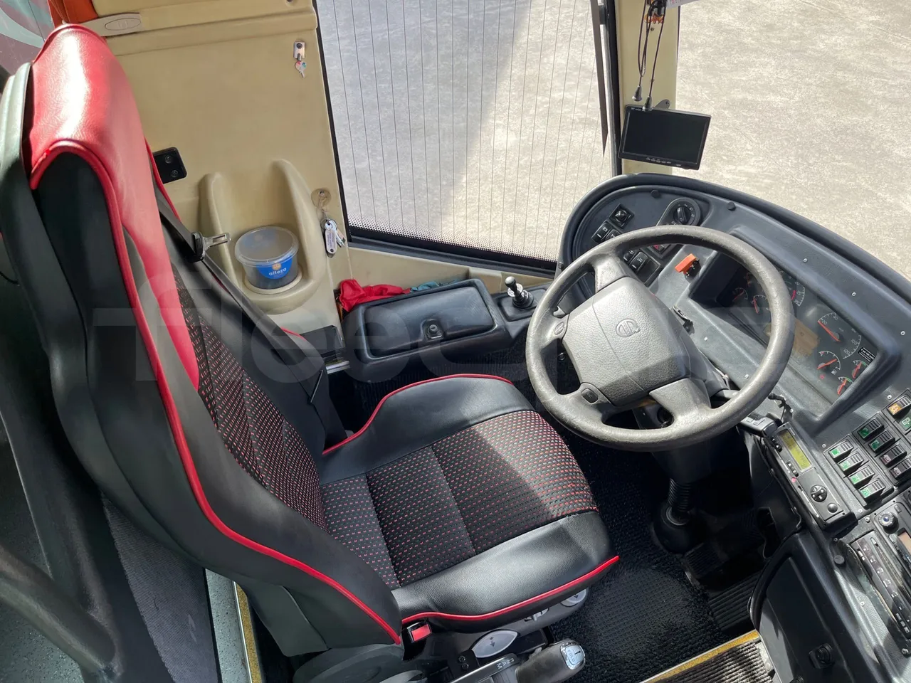 Volvo B12BER 4x2 - Euro4 - 309kW - 12.000mt - driver's seat photo