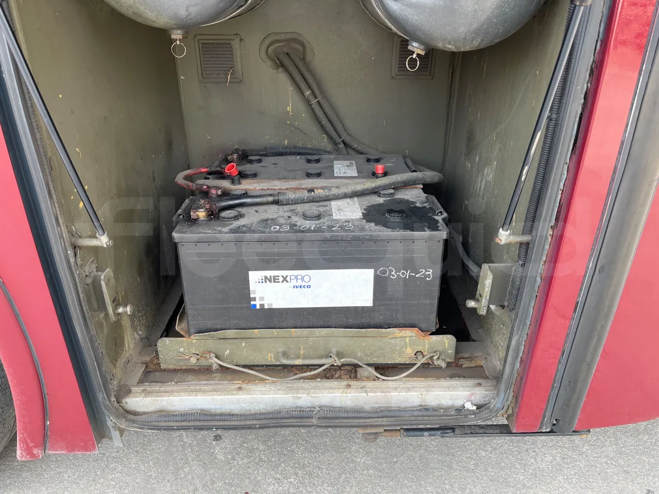 Volvo B12BER 4x2 - Euro4 - 309kW - 12.000mt - external compartments photo