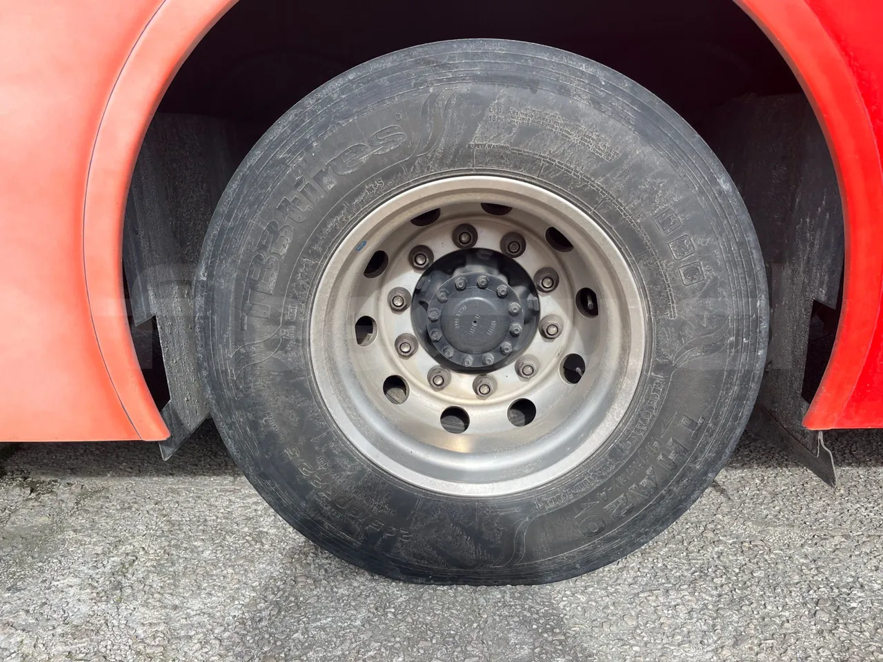 Volvo B12BER 4x2 - Euro4 - 309kW - 12.000mt - tread condition front tires left