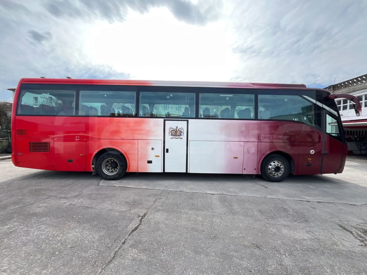 Volvo B12BER 4x2 - Euro4 - 309kW - 12.000mt - right side doors closed