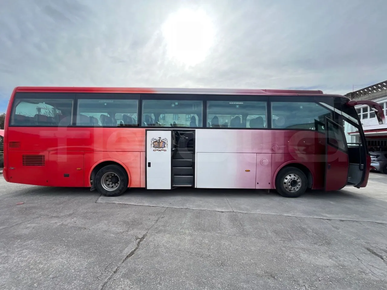 Volvo B12BER 4x2 - Euro4 - 309kW - 12.000mt - right side doors open