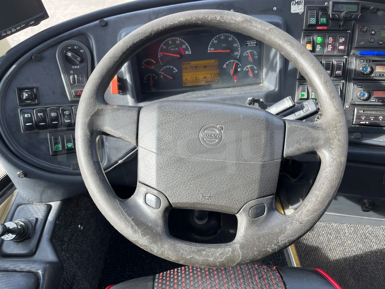 Volvo B12BER 4x2 - Euro4 - 309kW - 12.000mt - steering wheel photo