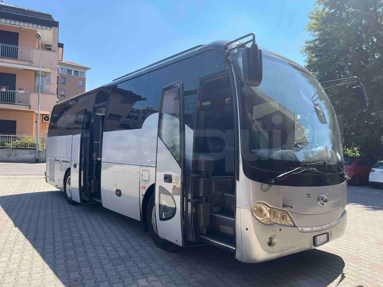 King Long XMQ6900 - 3/4 right front doors open