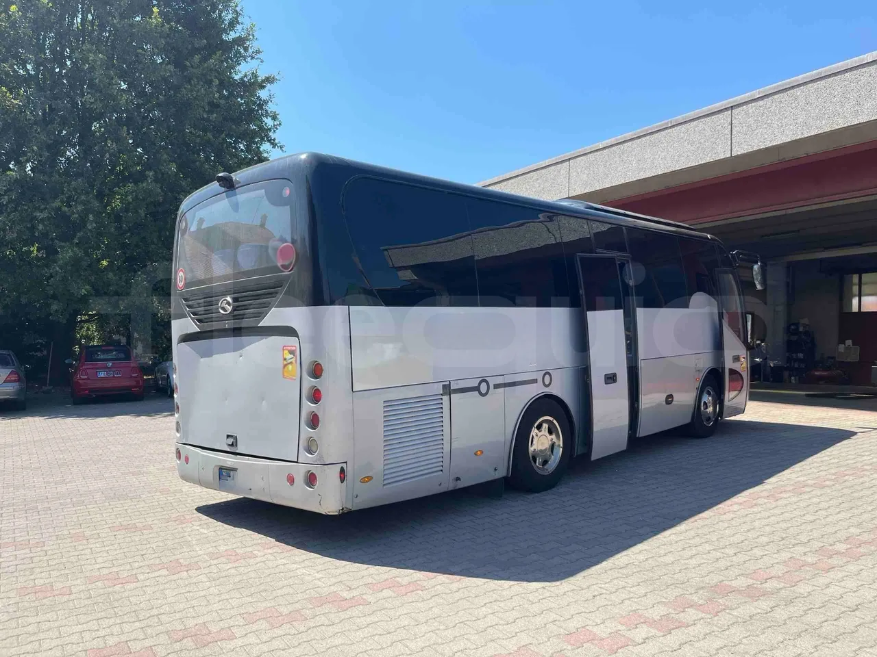 King Long XMQ6900 - 3/4 right rear doors open