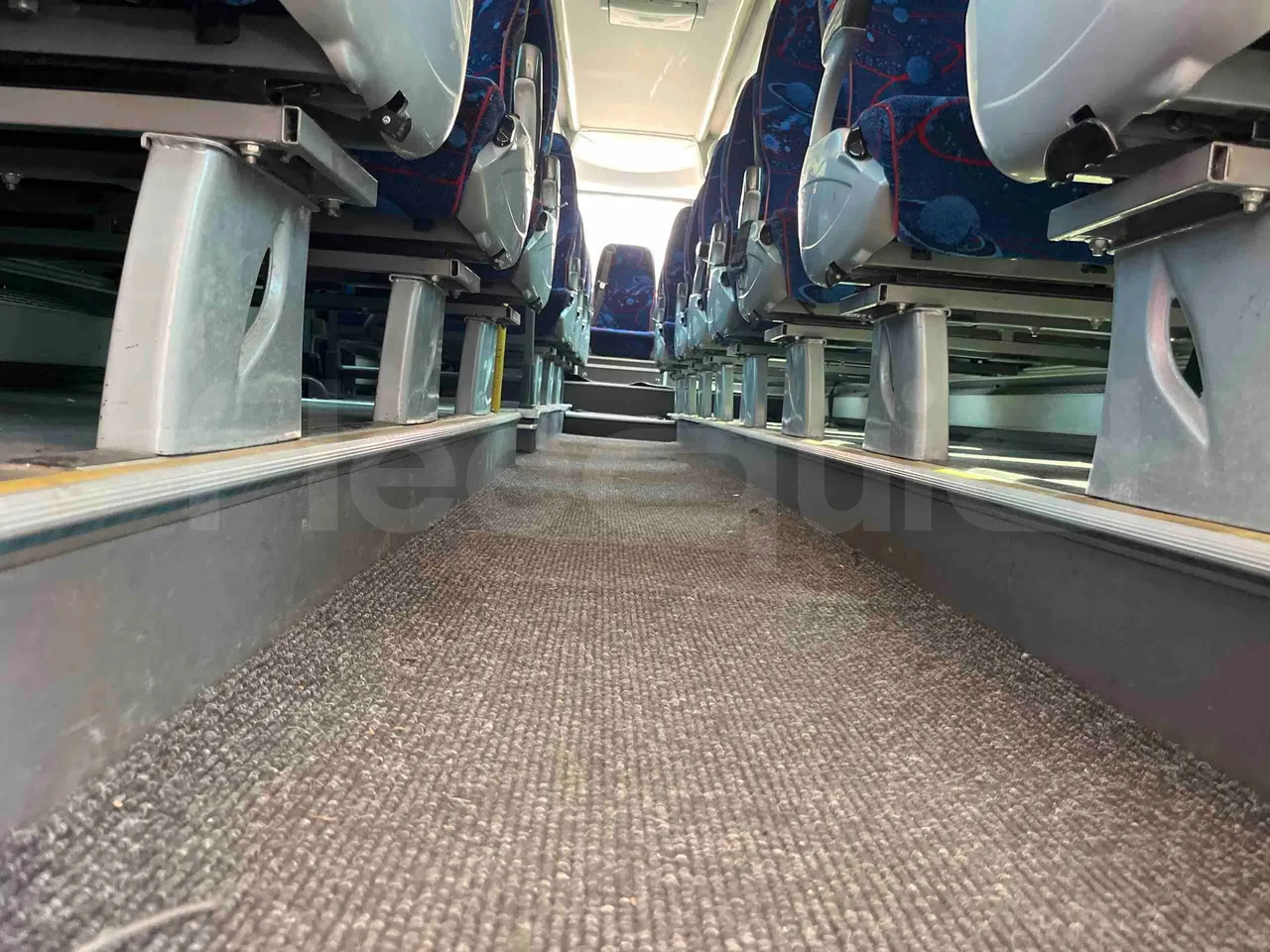 King Long XMQ6900 - seat brackets photo