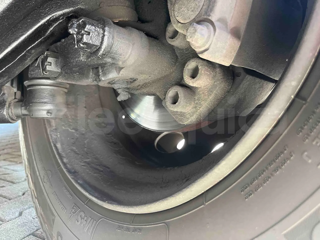 King Long XMQ6900 - front brake calipers left