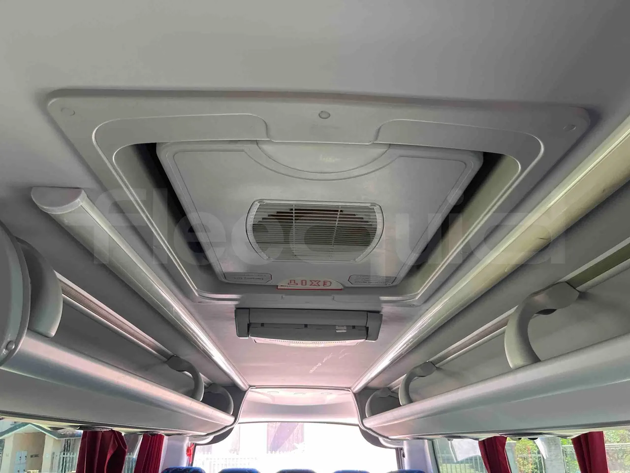 King Long XMQ6900 - roof hatch 1