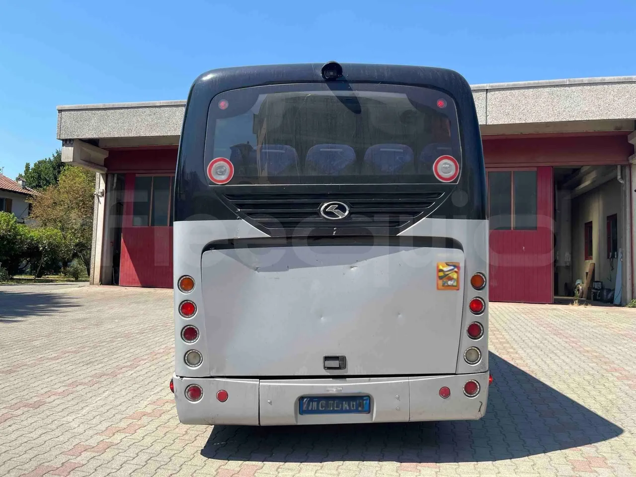 King Long XMQ6900 - rear hatch closed