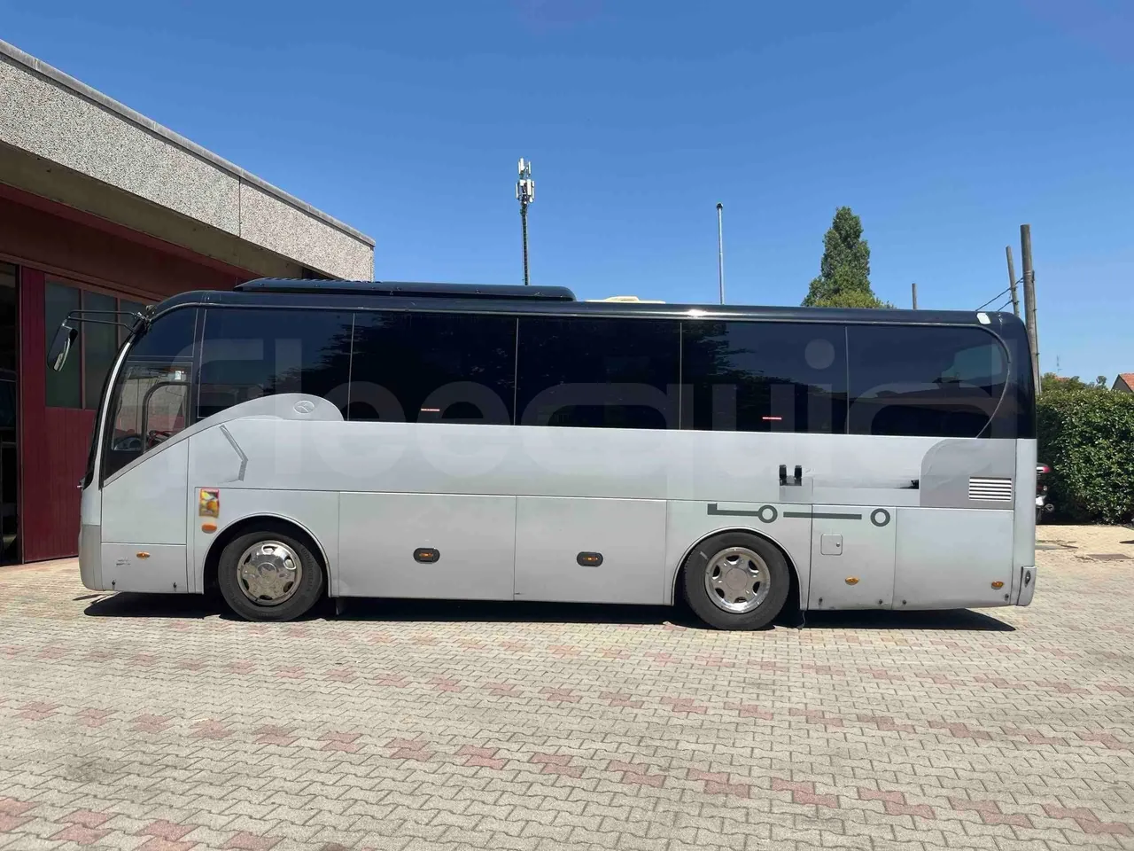 King Long XMQ6900 - left side photo
