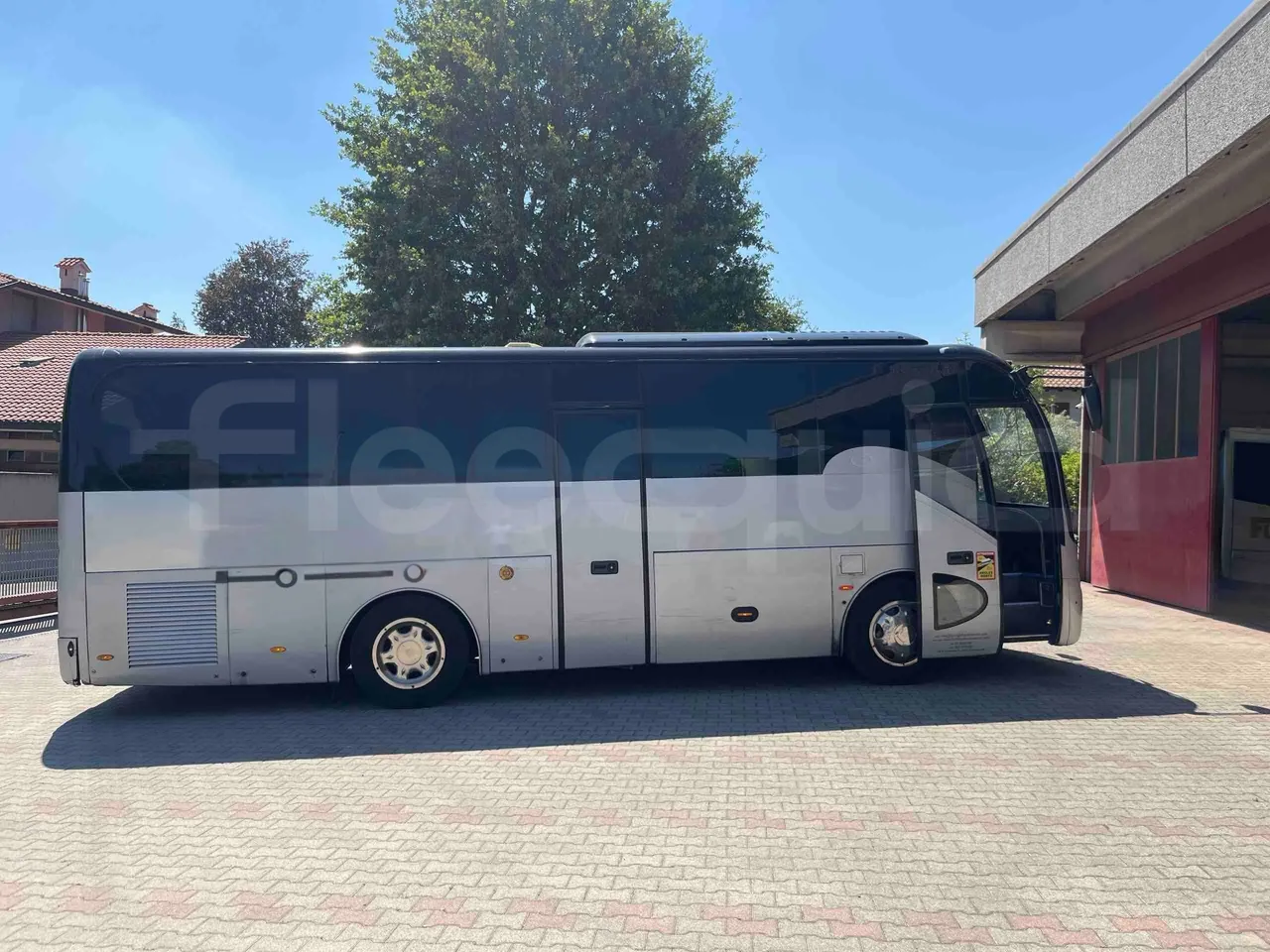 King Long XMQ6900 - right side doors closed