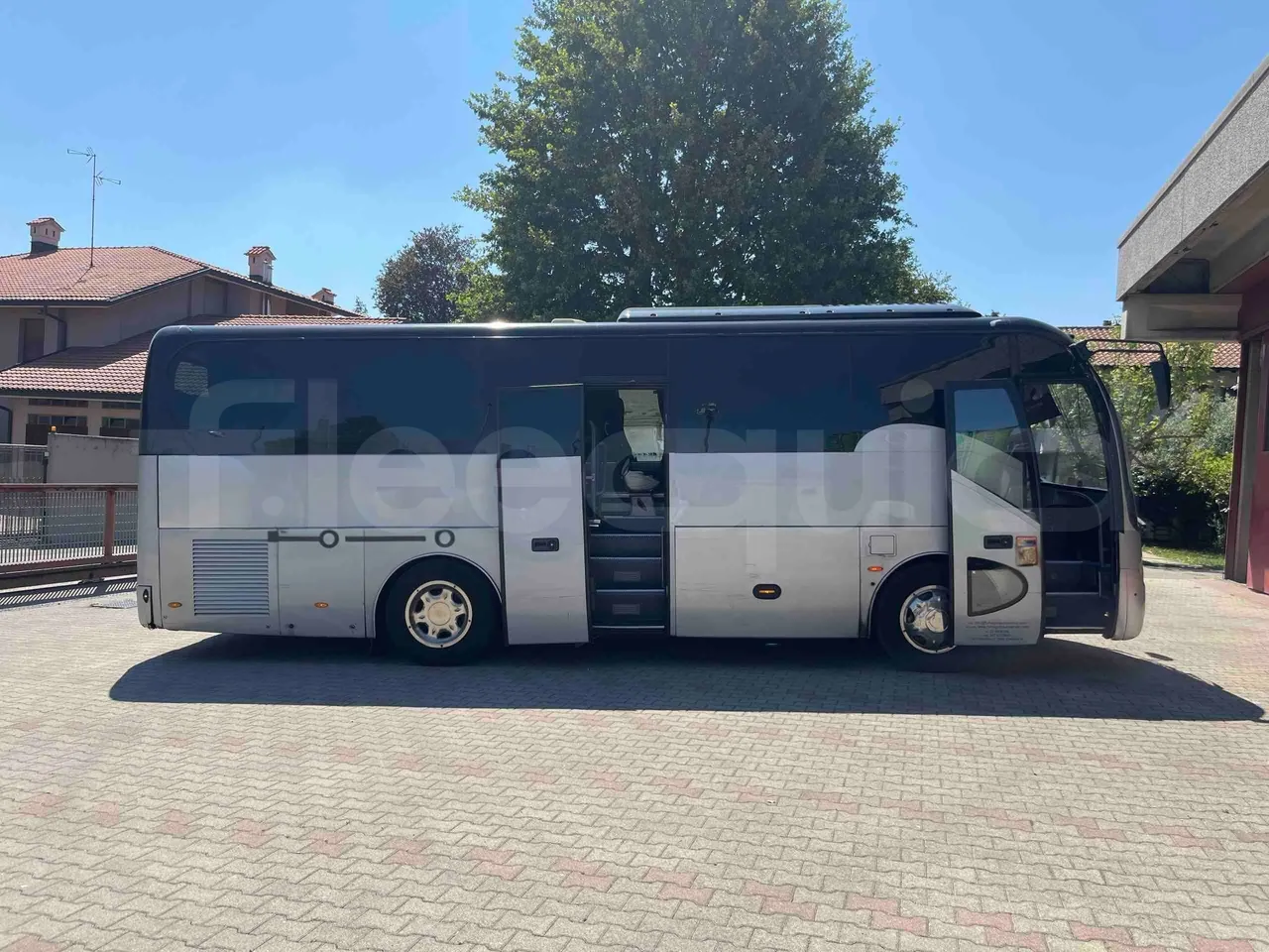 King Long XMQ6900 - right side doors open