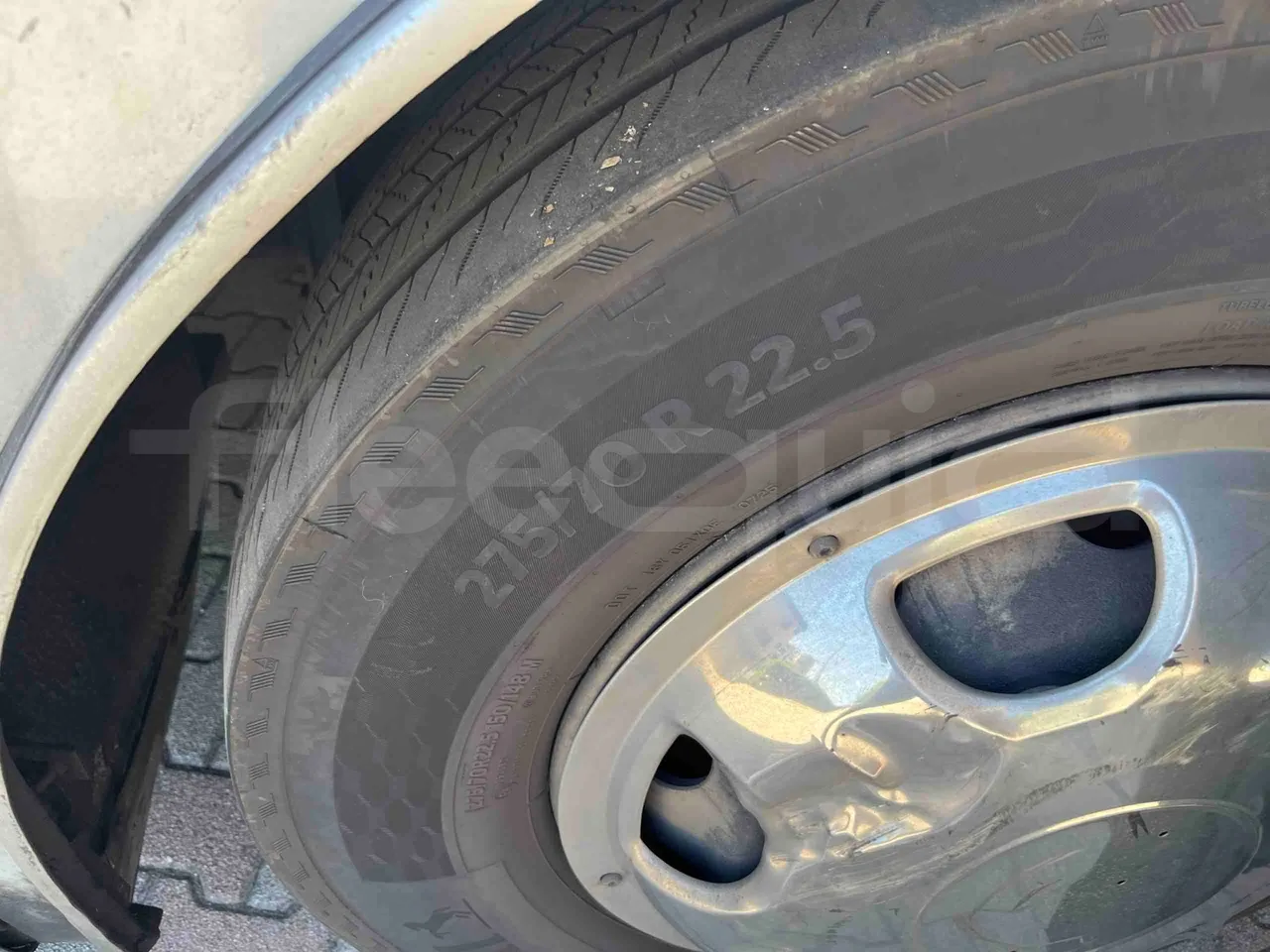 King Long XMQ6900 - front left tire measurements