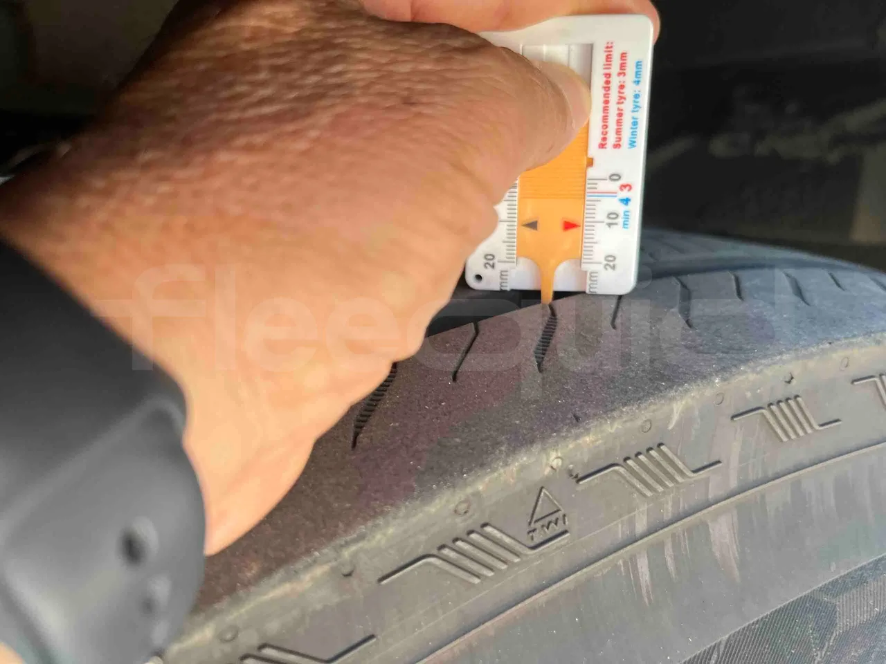 King Long XMQ6900 - rear left tire photo