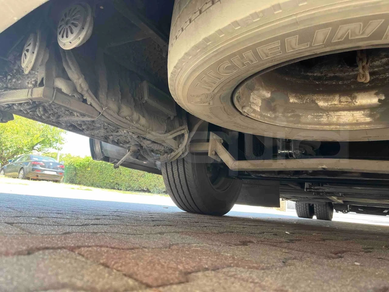 King Long XMQ6900 - front axle right side