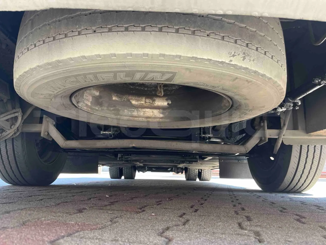 King Long XMQ6900 - front undercarriage from front