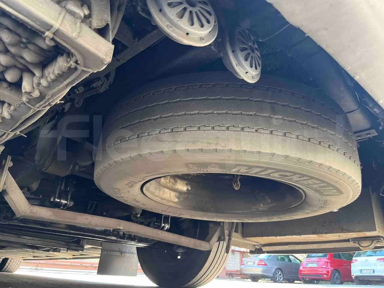 King Long XMQ6900 - spare wheel