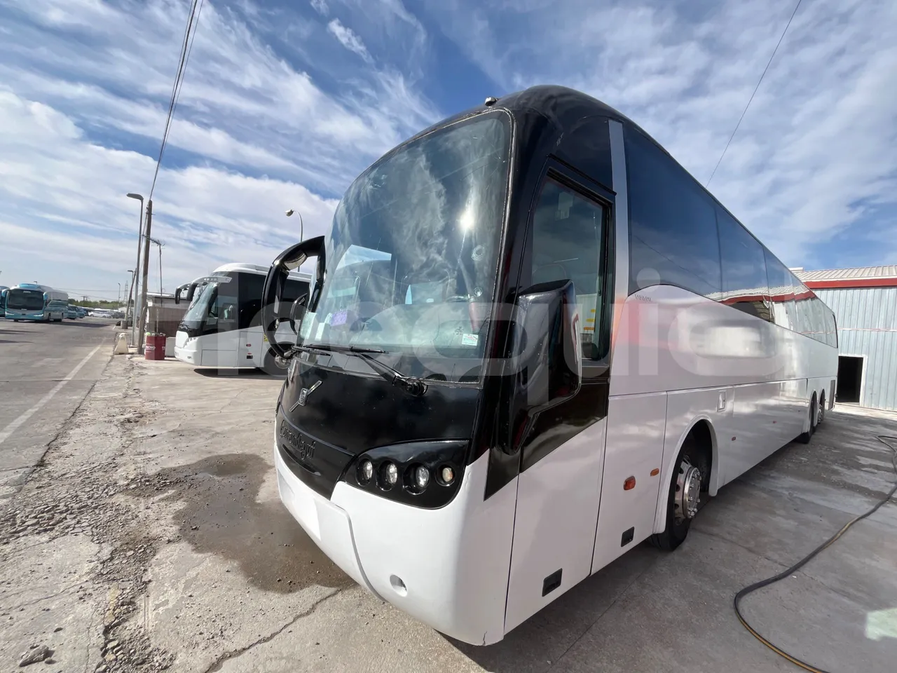 Volvo B12B 6X2 - EUR4 - 338kW -14.995m - 3/4 front left