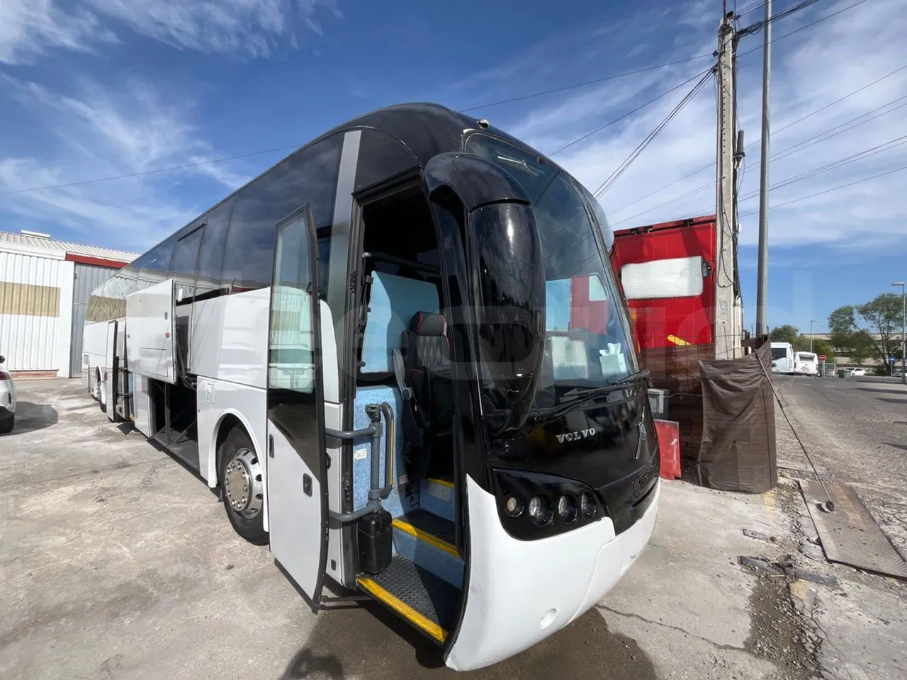 Volvo B12B 6X2 - EUR4 - 338kW -14.995m - 3/4 right front doors open