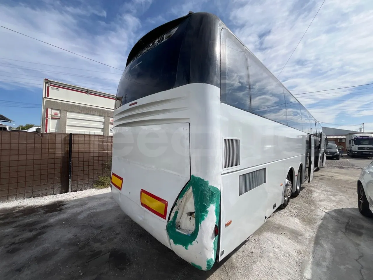 Volvo B12B 6X2 - EUR4 - 338kW -14.995m - 3/4 right rear doors open