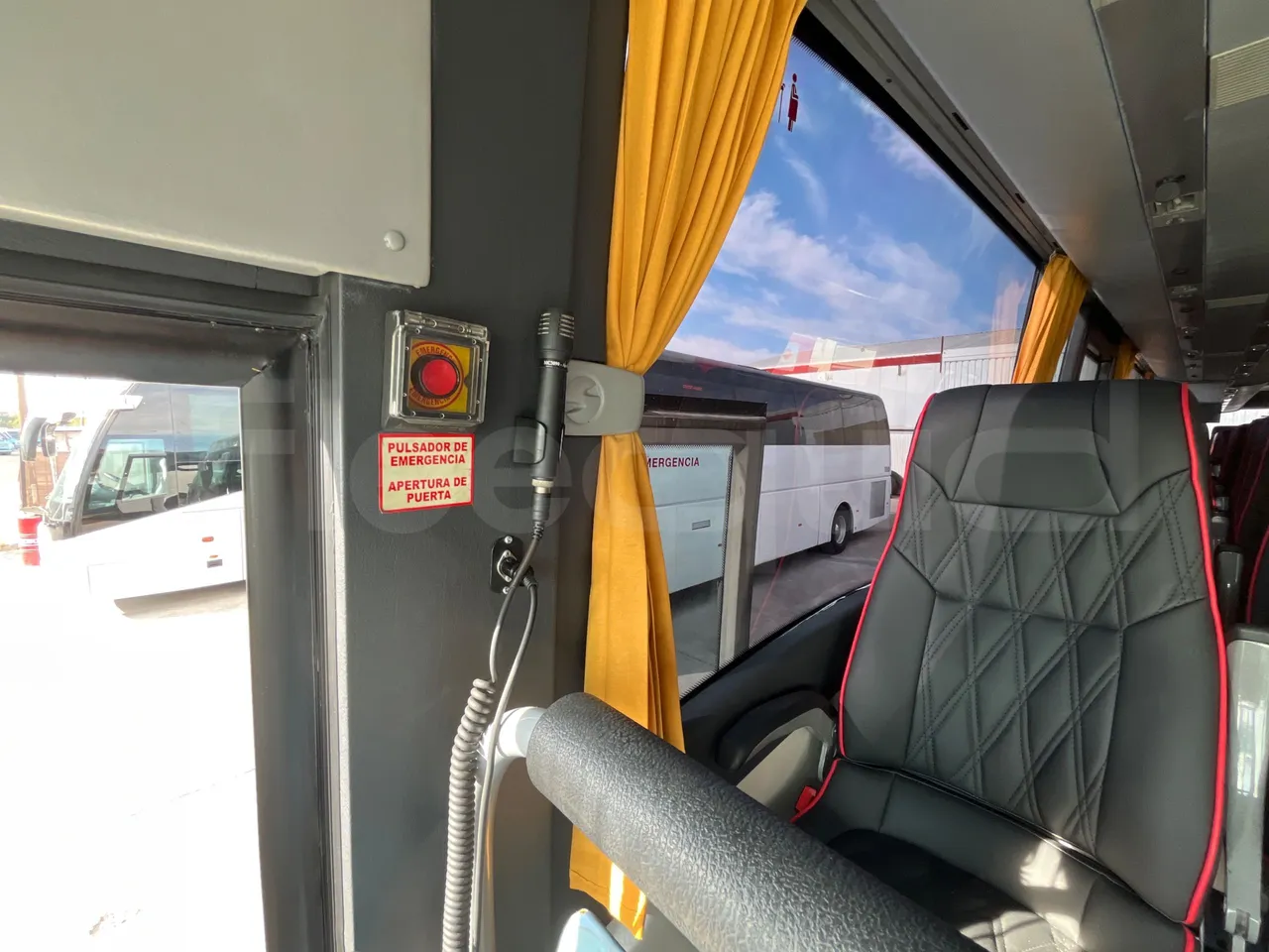 Volvo B12B 6X2 - EUR4 - 338kW -14.995m - hostes microphone accessories photo