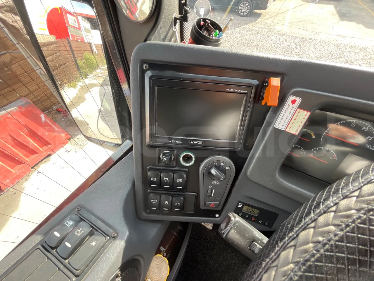 Volvo B12B 6X2 - EUR4 - 338kW -14.995m - radio accessories photo