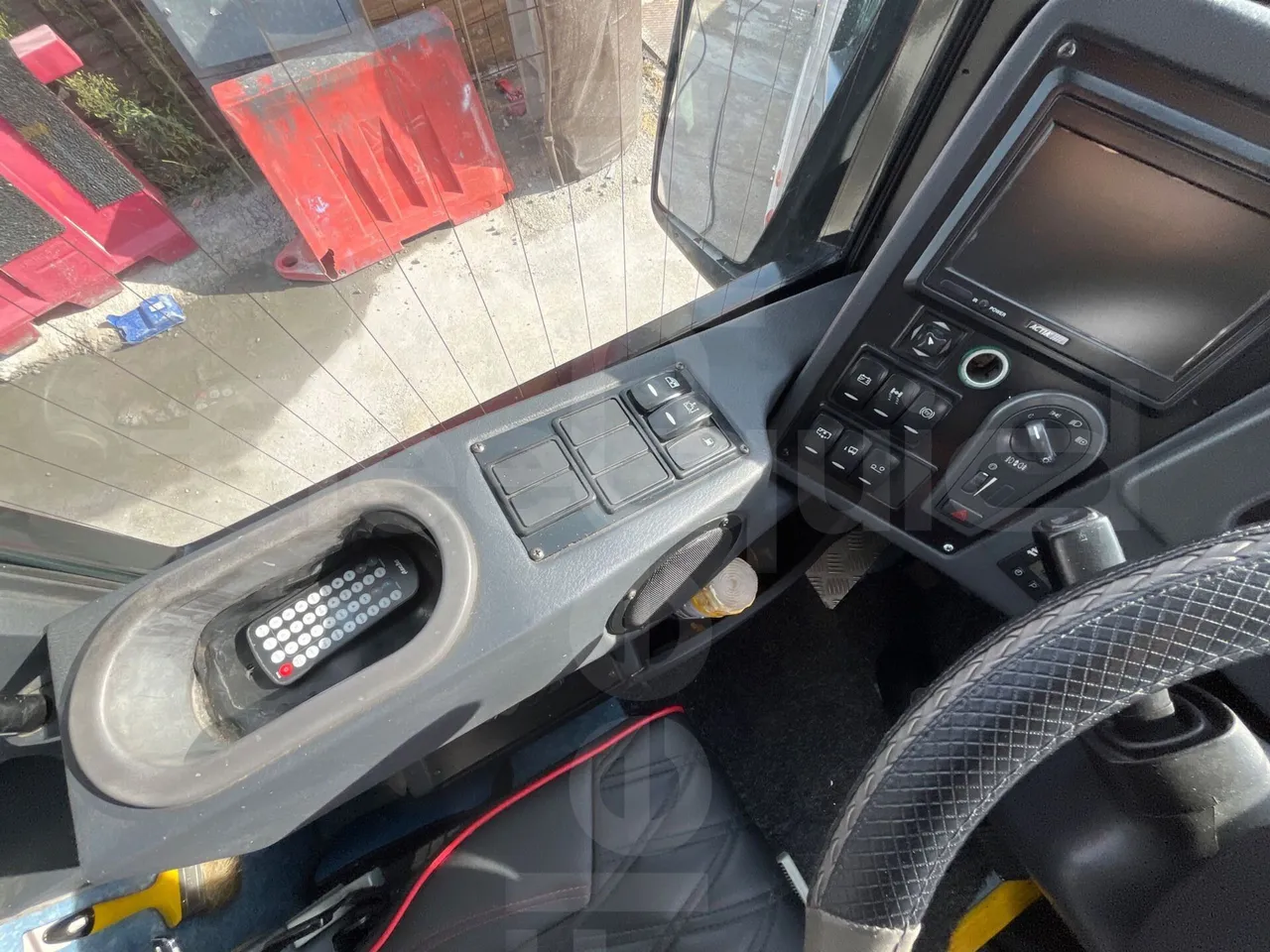Volvo B12B 6X2 - EUR4 - 338kW -14.995m - onboard devices 2
