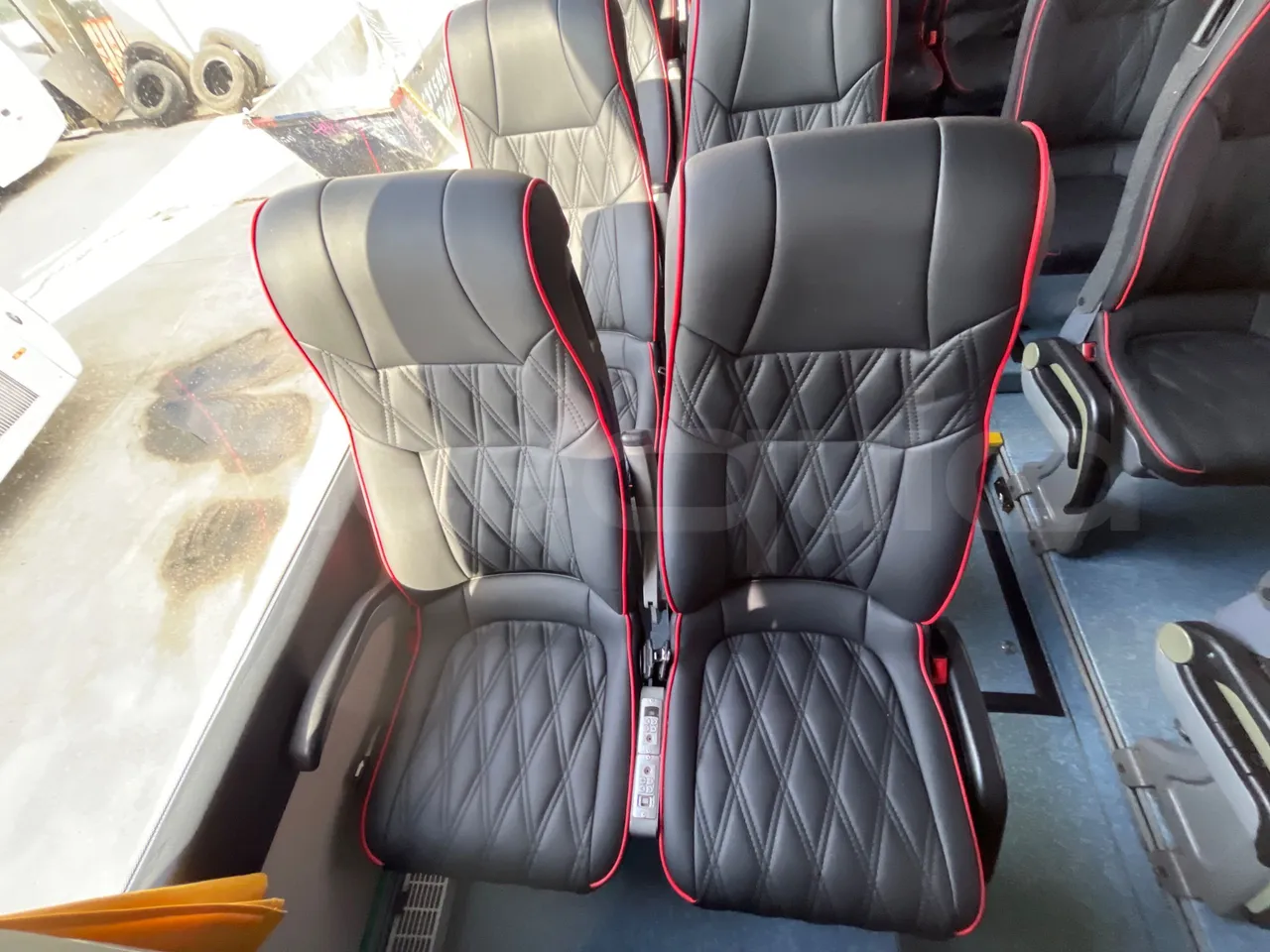 Volvo B12B 6X2 - EUR4 - 338kW -14.995m - central seat safety belt