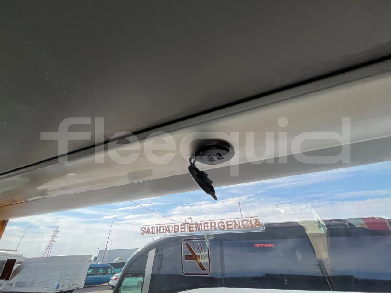 Volvo B12B 6X2 - EUR4 - 338kW -14.995m - usb charging detail