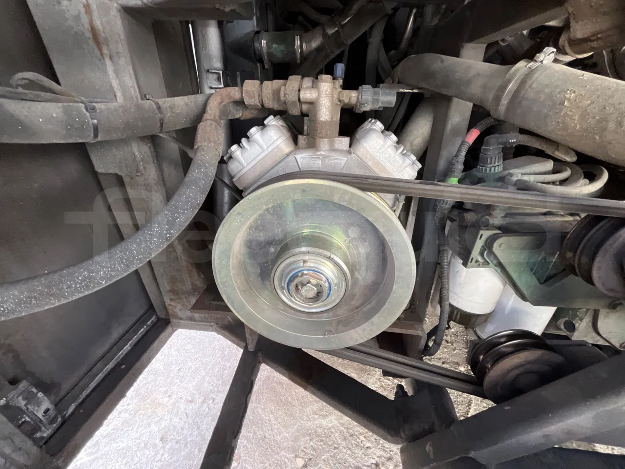 Volvo B12B 6X2 - EUR4 - 338kW -14.995m - air conditioning compressor