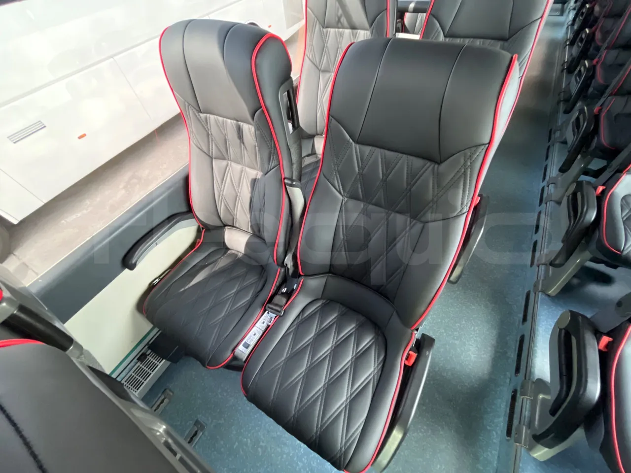 Volvo B12B 6X2 - EUR4 - 338kW -14.995m - single seat detail