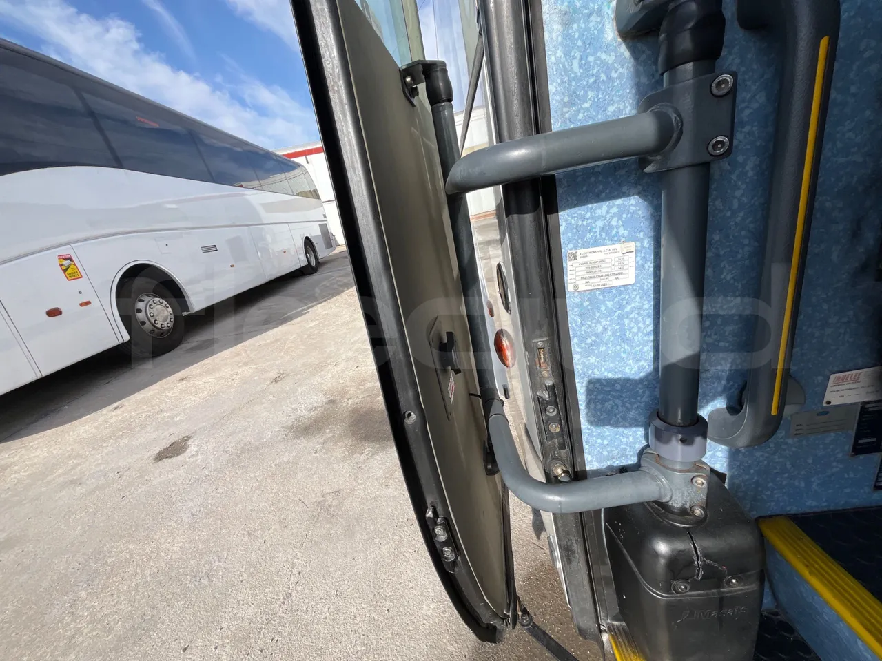 Volvo B12B 6X2 - EUR4 - 338kW -14.995m - door mechanism photo