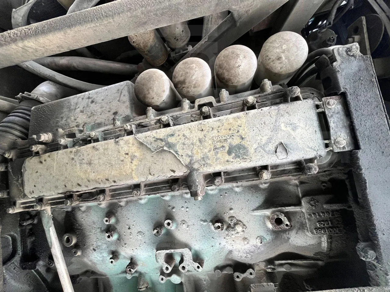 Volvo B12B 6X2 - EUR4 - 338kW -14.995m - engine without protection