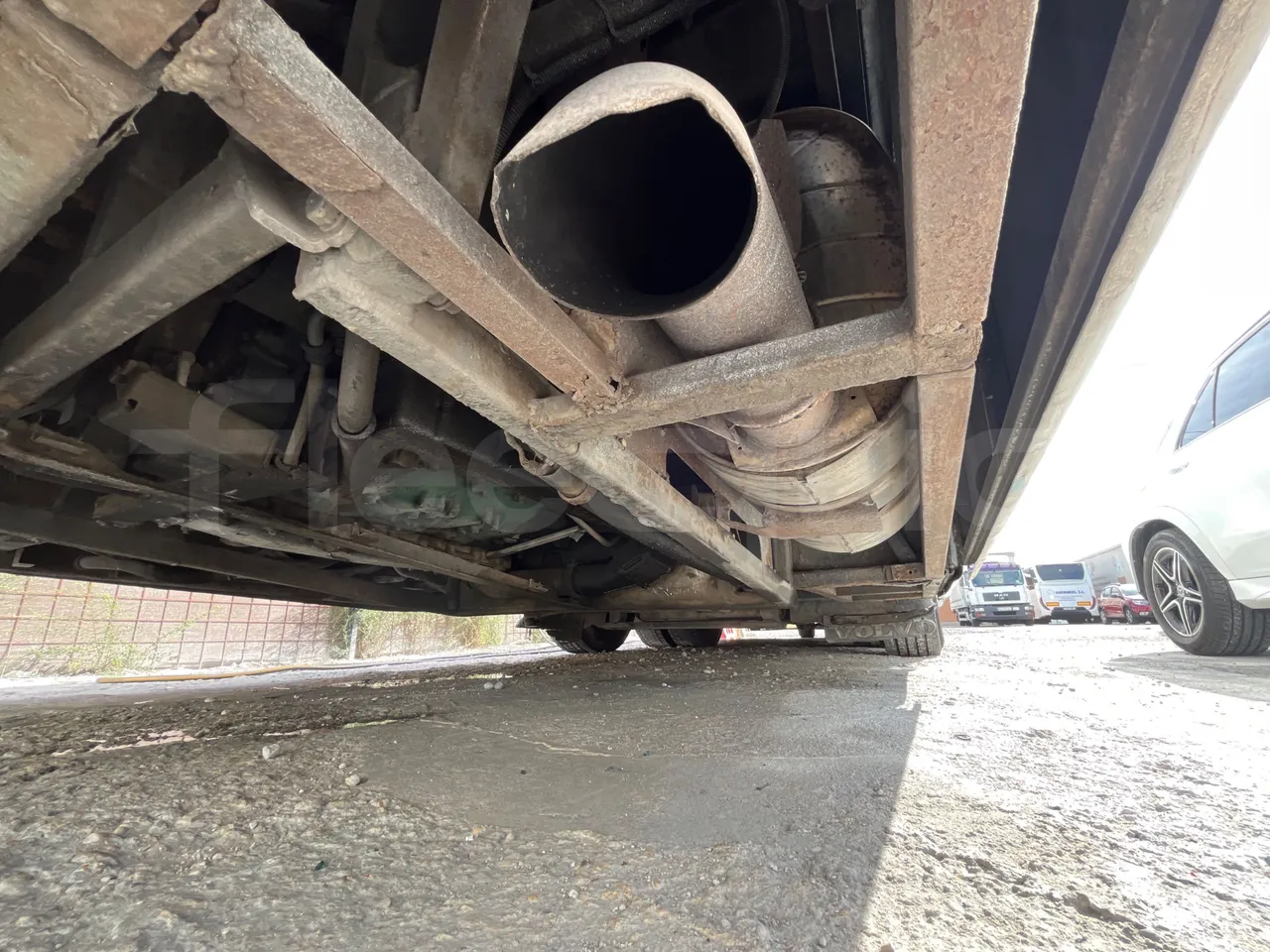 Volvo B12B 6X2 - EUR4 - 338kW -14.995m - exhaust photo