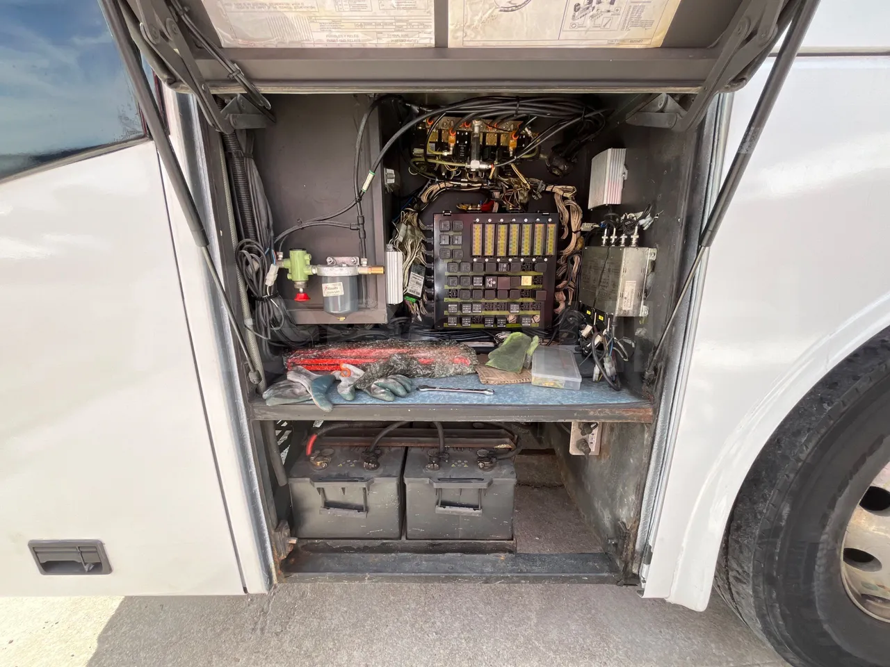 Volvo B12B 6X2 - EUR4 - 338kW -14.995m - external compartments photo